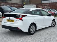 Used Toyota Prius 122 HP (89 kW) 2021 White Hatchback