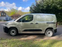 Usado Citroën Berlingo 100 CV (73 kW) 2023 Plateado Monovolumen
