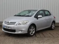 Used Toyota Auris 99 HP (72 kW) 2011 Silver Hatchback