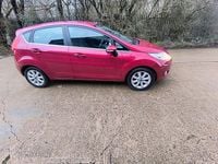 Usado Ford Fiesta Zetec 82 HP (60 kW) 2009 Vermelho Citadino