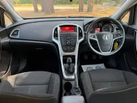 Used Vauxhall Astra SRi 115 HP (84 kW) 2014 White Hatchback