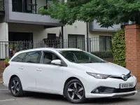 Used Toyota Auris 112 HP (82 kW) 2015 White Estate