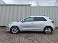 Begagnad Kia Rio 2022 Silver Halvkombi