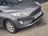 Usado Ford Fiesta Zetec 70 HP (51 kW) 2018 Cinzento Citadino