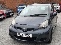 Usado Toyota Aygo 67 HP (49 kW) 2010 Cinzento Citadino