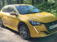 Usado Peugeot e-208 Allure 100 kW (136 CV) 2020 Amarillo Utilitario