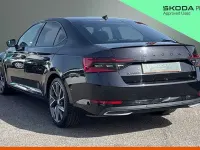 Usado Skoda Superb SportlinePlus 140 CV (102 kW) 2021 Negro Utilitario