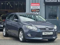 Usado Ford Focus Zetec 105 HP (77 kW) 2012 Cinzento Citadino
