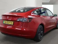 Używany Tesla Model 3 Standard Range Plus 180 kW (245 KM) 2020 Czerwony Sedan/Limuzyna