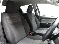 Usado Toyota Yaris Multidrive S 99 HP (72 kW) 2016 Cinzento Citadino