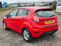 Usado Ford Fiesta Zetec 100 CV (73 kW) 2014 Rojo Utilitario