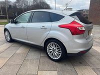 Begagnad Ford Focus Zetec 2012 Silver Halvkombi