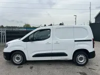 Second-hand Vauxhall Combo S 130 CP (95 kW) 2022 Alb Monovolum