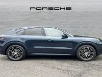Begagnad Porsche Cayenne 470 HK (345 kW) 2024 Blå SUV