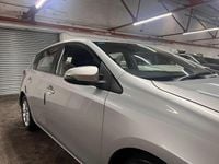 Usado Toyota Auris 90 HP (66 kW) 2014 Prateado Citadino