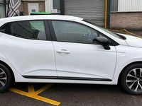 Used Renault Clio V Evolution 90 HP (66 kW) 2022 White Hatchback