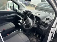 Begagnad Vauxhall Combo Sportive 75 HK (55 kW) 2019 Vit Minibuss