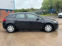 Begagnad Vauxhall Astra 2013 Svart Halvkombi