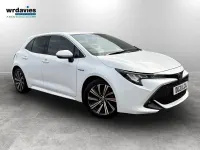 Begagnad Toyota Corolla Design 122 HK (89 kW) 2021 Vit Halvkombi