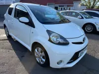 Begagnad Toyota Aygo 68 HK (50 kW) 2012 Vit Halvkombi