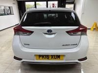 Used Toyota Auris Hybrid Design 136 HP (100 kW) 2016 White Hatchback