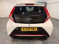 Used Toyota Aygo Play 72 HP (52 kW) 2019 White Hatchback