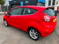 Usado Ford Fiesta Zetec 82 HP (60 kW) 2014 Vermelho Citadino