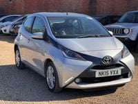 Usado Toyota Aygo x-press 69 HP (50 kW) 2015 Prateado Citadino