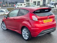 Usado Ford Fiesta Zetec 2016 Rojo Utilitario