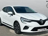 Used Renault Clio Iconic 140 HP (102 kW) 2022 White Hatchback
