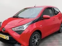 Usado Toyota Aygo X-play 72 CV (52 kW) 2020 Rojo Utilitario