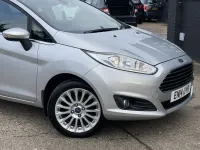 Usado Ford Fiesta Titanium 105 HP (77 kW) 2014 Prateado Citadino