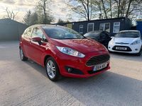 Begagnad Ford Fiesta Zetec 2014 Röd Halvkombi