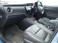 Usado Toyota Auris Hybrid 134 HP (98 kW) 2018 Azul Citadino