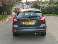 Usado Ford Focus Zetec 2013 Cinzento Citadino