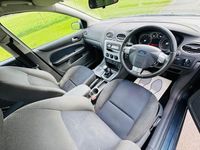 Begagnad Ford Focus Zetec 115 HK (84 kW) 2007 Grå Halvkombi