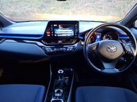 Used Toyota C-HR 115 HP (84 kW) 2017 White SUV