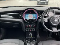 Usado Mini Cooper Classic 134 HP (98 kW) 2022 Cinzento Citadino
