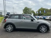 Usado Mini Cooper Exclusive 134 HP (98 kW) 2022 Cinzento Citadino