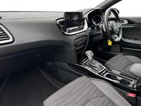Usado Kia Ceed GT-Line 138 HP (101 kW) 2025 Cinzento Citadino