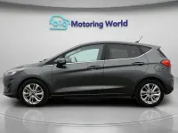 Usado Ford Fiesta Titanium 125 CV (91 kW) 2022 Gris Utilitario