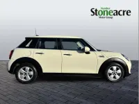 Usado Mini Cooper Classic 134 HP (98 kW) 2019 Branco Citadino