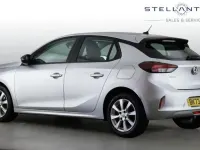 Usado Vauxhall Corsa Design Edition 74 HP (54 kW) 2023 Cinzento Citadino