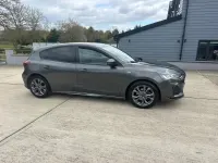 Begagnad Ford Focus ST-Line 2022 Grå Halvkombi