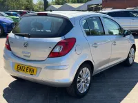 Usado Vauxhall Corsa Active 100 HP (73 kW) 2012 Prateado Citadino