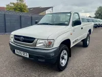 Used Toyota HiLux 102 HP (75 kW) 2005 White Pickup