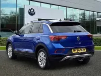 Usado VW T-Roc Life 150 HP (110 kW) 2024 Azul SUV
