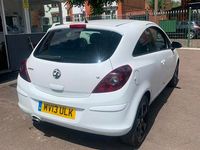 Used Vauxhall Corsa 83 HP (61 kW) 2013 White Hatchback