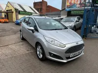Usado Ford Fiesta Zetec 75 CV (55 kW) 2015 Plateado Utilitario
