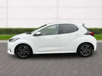 Gebraucht Toyota Yaris Hybrid Design 2022 Weiß Kleinwagen